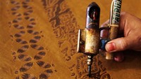 Batik-batik hasil karya perajin Rumah Kreatif Batik Putat Jaya itu dipasarkan dengan kisaran harga Rp 125 ribu sampai Rp 5 juta per lembar.