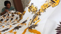 Perajin membatik dengan kuas di Rumah Kreatif Batik Putat Jaya, Surabaya, Jawa Timur, Senin (30/5/2022).