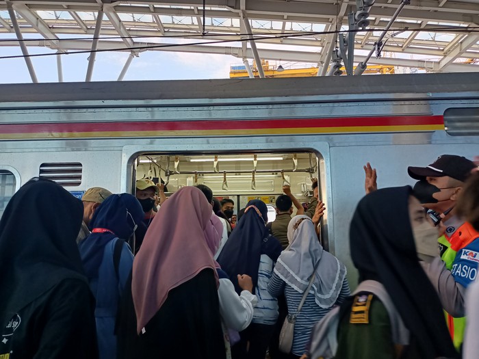 KAI Commuter memberlakukan aturan switch over atau rute baru di Stasiun Manggarai, Jakarta Selatan. Adanya aturan tersebut membuat adanya kepadatan penumpang di Stasiun Manggarai, Senin (30/5) sore.