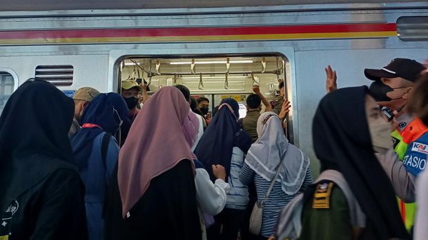 KAI Commuter memberlakukan aturan switch over atau rute baru di Stasiun Manggarai, Jakarta Selatan. Adanya aturan tersebut membuat adanya kepadatan penumpang di Stasiun Manggarai, Senin (30/5) sore.
