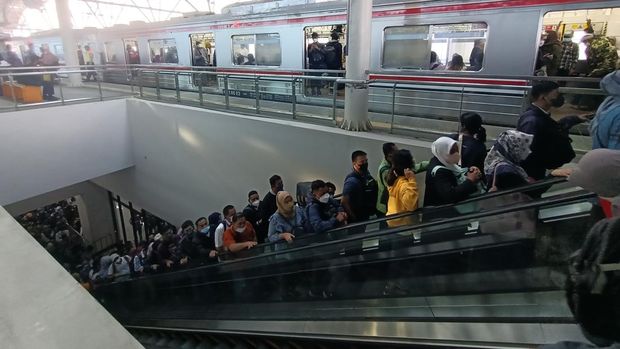 KAI Commuter memberlakukan aturan switch over atau rute baru di Stasiun Manggarai, Jakarta Selatan. Adanya aturan tersebut membuat adanya kepadatan penumpang di Stasiun Manggarai, Senin (30/5) sore.