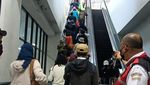 Padatnya Stasiun Manggarai di Jam Pulang Kerja Imbas Rute Baru KRL