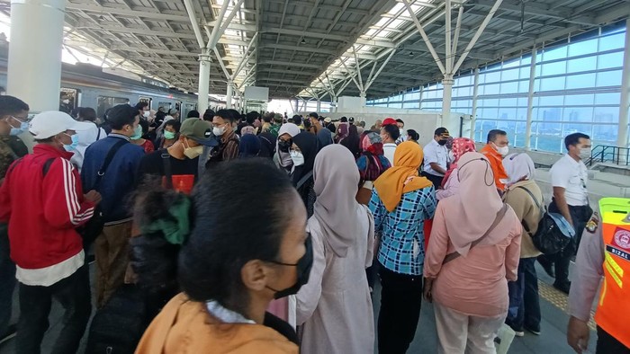 KAI Commuter memberlakukan aturan switch over atau rute baru di Stasiun Manggarai, Jakarta Selatan. Adanya aturan tersebut membuat adanya kepadatan penumpang di Stasiun Manggarai, Senin (30/5) sore.