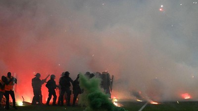 Markas Saint Etienne Membara! Klub Tercinta Degradasi, Fans Tak Terima
