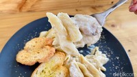 Primadonanya adalah topping dada ayam. Teksturnya super lembut dan juicy!