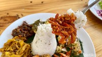 Ayam sisit bumbu merahnya memuaskan selera. Pedasnya lembut dengan iringan rasa gurih dari pemakaian banyak jenis rempah.