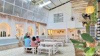 Kafe bernuansa pantai (beach vibes) tengah digemari. Di Kemang hadir Sand & Salt sejak Februari 2022.