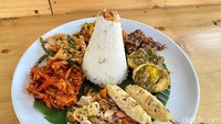 Nasi Campur Bali (Rp 75.000) jadi salah satu menu andalan. Lauknya ayam sisit bumbu merah, ayam sisit bumbu kuning, urap Bali, dua tusuk sate lilit, telur sambal hijau, sambal matah, dan sambal merah.