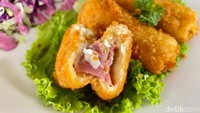 Di dalam riskol terdapat irisan telur rebus. Rasanya manis gurih dari mayonnaise dan smoked beef dalam risol.