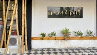 Kafe nuansa pantai ini juga bisa disewa untuk menyelenggarakan acara privat.