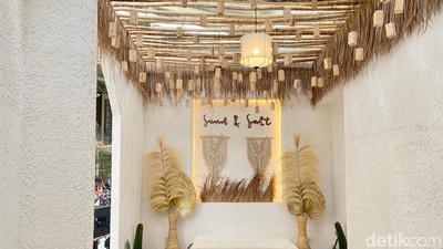 Serasa di Bali! Kafe Estetik di Kemang Ini Berlantai Pasir Putih
