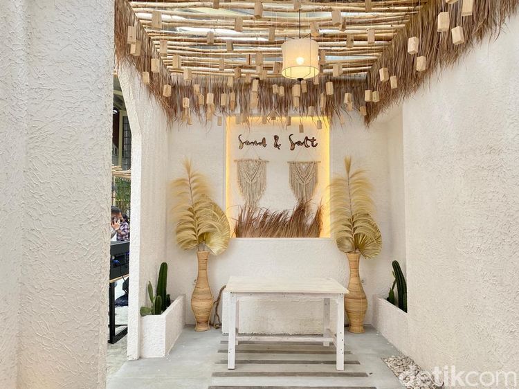 Serasa di Bali! Kafe Estetik di Kemang Ini Berlantai Pasir Putih