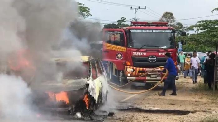 Satu unit mobil terbakar di Konawe, Sultra.