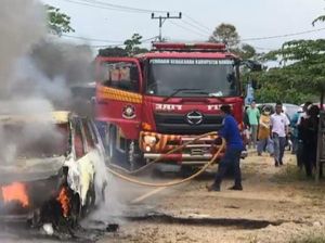 Mobil di Konawe Terbakar di Jalanan, Sopir Luka Bakar Dilarikan ke RS