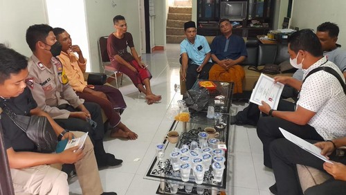 Sejumlah penyidik sedang melakukan pemeriksaan berkas di rumah salah seorang tersangka