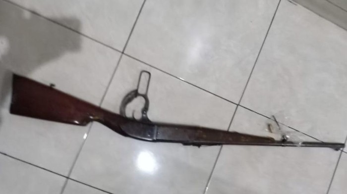 Senapan laras panjang yang ditemukan di dekat korban.