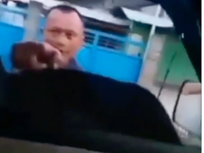 Seorang preman memalak sopir truk di Binjai.