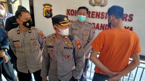 Seorang pria di Mataram dibekuk Tim Opsnal Polsek Sandubaya lantaran mencuri handphone (HP) teman kencannya yang seorang transgender, Senin (30/5/2022).