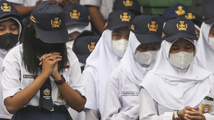 Siswa SMPN 1 Depok, Jawa Barat, gelar doa bersama untuk putra Ridwan Kamil, Emmeril Kahn Mumtadz. Eril hilang saat berenang di Sungai Aare, Bern, Swiss.