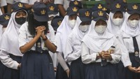 Sejumlah siswa berdoa bersama untuk anak Ridwan Kamil di SMPN 1 Depok, Jawa Barat, Senin (30/5/2022).