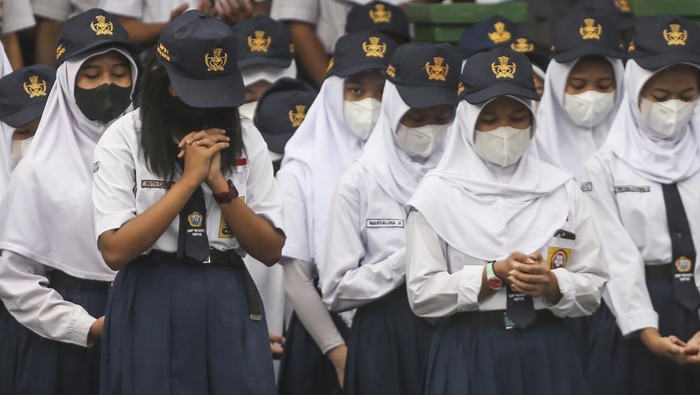 Siswa di Depok Gelar Doa Bersama untuk Anak Ridwan Kamil Siswa SMPN 1 Depok, Jawa Barat, gelar doa bersama untuk putra Ridwan Kamil, Emmeril Kahn Mumtadz. Eril hilang saat berenang di Sungai Aare, Bern, Swiss.
