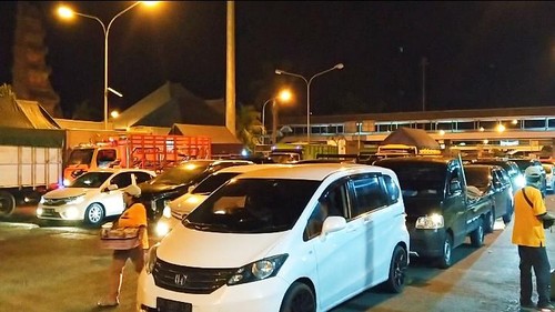 Situasi antrean kendaraan yang akan masuk ke dalam kapal di Pelabuhan Gilimanuk, Jembrana, Bali, Senin (30/5/2022).