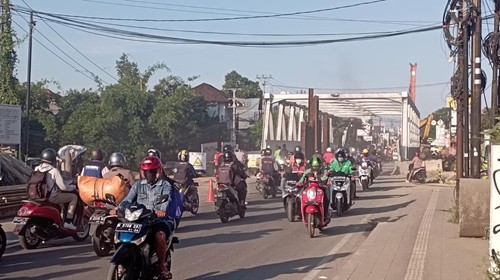 Situasi lalulintas macet dan berdebu di proyek jembatan Jalan Gatsu Timur, Kota Denpasar, Senin (30/5/2022) sore. Lamanya pengerjaan proyek tersebut dikeluhkan warga.
