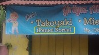 Seolah krisis identitas, hidangan ini membuat siapapun yang membacanya bingung. Menunya takoyaki tetapi penjelasannya pentol Korea. Apakah takoyaki sudah pindah kewarganegaraan? Foto: Twitter/nocontextwarung