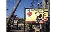 Berhenti jadi penerus hokage di desa Konoha, sepertinya Naruto lebih senang berbisnis. Membuka gerai makan di Indonesia, nama tempatnya Warung Sushi Naruto. Foto: Twitter/nocontextwarung