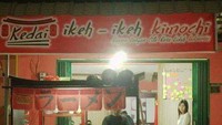 Sebuah kedai Japanese food yang cukup besar ini tampaknya harus segera mengganti namanya. Ikeh Ikeh Kimochi justru membuat pelanggannya tertawa sebelum memesan makanan. Foto: Twitter/nocontextwarung