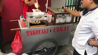 Menjadi perpaduan yang paling ciamik, pedagang gerobak ini menyatukan kuliner Sunda dan Jepang. Dalam satu gerobak ini bisa memesan takoyaki atau cibay. Foto: Twitter/nocontextwarung