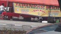 Sekilas warung tenda Japanese Food ini tak ada yang salah. Tetapi penulisan nama pemiliknya Cak Aryo justru membuatnya seolah datang dari Jawa Timur. Foto: Twitter/nocontextwarung