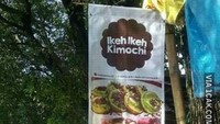 Tidak bisa berbahasa Jepang mebuat pemilik tempat makan ini menuliskan kata-kata sederhana yang sering didengarnya. Tetapi jika Ikeh Ikeh Kimochi bukankah bisa membuat salah paham? Foto: Twitter/nocontextwarung