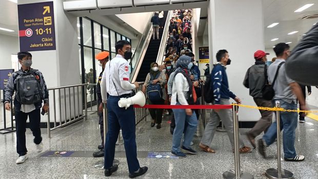 Suasana di Stasiun Manggarai, Jakarta. Senin (30/5/2022).