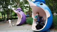 Beijing mengizinkan taman umum, pusat kebugaran, dan bioskop dibuka kembali pada hari Minggu, semuanya dengan kapasitas 50%.