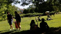 Sejumlah warga asyik bermain di Sun Park usai pelonggaran pembatasan Covid-19.
