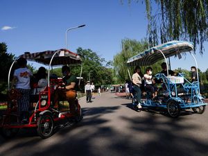 Taman Bermain di Beijing Mulai Menggeliat Usai Pelonggaran Covid-19