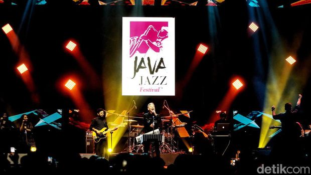 Fariz RM menjadi salah satu musisi yang memeriahkan Java Jazz Festival 2022 hari ketiga. Seperti apa aksinya? Lihat yuk.