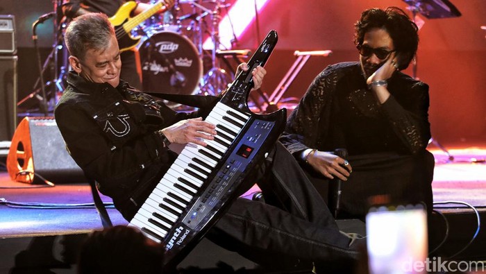 Terpukau Penampilan Fariz RM di Java Jazz 2022 Hari Ketiga Fariz RM menjadi salah satu musisi yang memeriahkan Java Jazz Festival 2022 hari ketiga. Seperti apa aksinya? Lihat yuk.