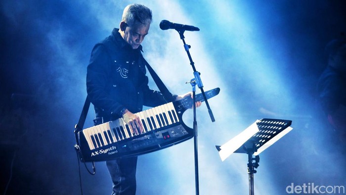 Terpukau Penampilan Fariz RM di Java Jazz 2022 Hari Ketiga Fariz RM menjadi salah satu musisi yang memeriahkan Java Jazz Festival 2022 hari ketiga. Seperti apa aksinya? Lihat yuk.