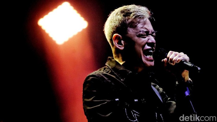 Terpukau Penampilan Fariz RM di Java Jazz 2022 Hari Ketiga Fariz RM menjadi salah satu musisi yang memeriahkan Java Jazz Festival 2022 hari ketiga. Seperti apa aksinya? Lihat yuk.