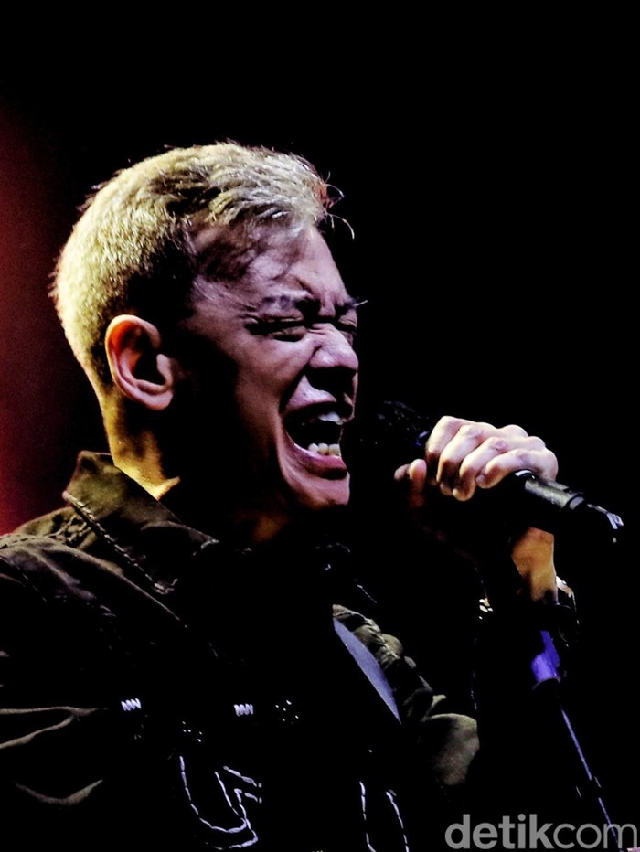 Terpukau Penampilan Fariz RM di Java Jazz 2022 Hari Ketiga Fariz RM menjadi salah satu musisi yang memeriahkan Java Jazz Festival 2022 hari ketiga. Seperti apa aksinya? Lihat yuk.