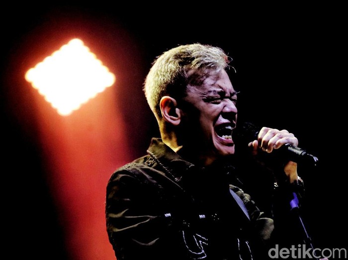 Terpukau Penampilan Fariz RM di Java Jazz 2022 Hari Ketiga Fariz RM menjadi salah satu musisi yang memeriahkan Java Jazz Festival 2022 hari ketiga. Seperti apa aksinya? Lihat yuk.