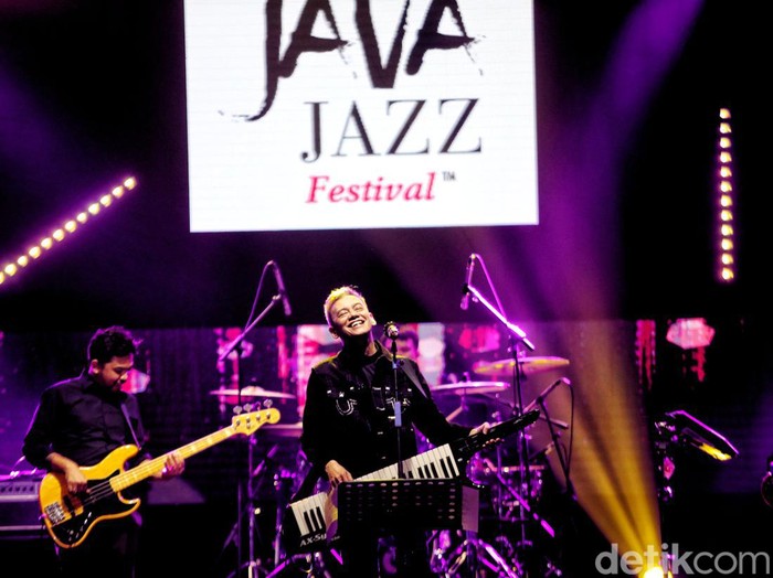 Fariz RM menjadi salah satu musisi yang memeriahkan Java Jazz Festival 2022 hari ketiga. Seperti apa aksinya? Lihat yuk.