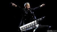 Fariz RM menjadi salah satu musisi yang memeriahkan Java Jazz Festival 2022 hari ketiga. Aksi panggungnya memukau para penonton yang datang ke JIExpo Kemayoran, Jakarta, Minggu (29/5/2022).