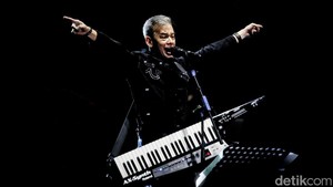 Salah satu aksi panggung Fariz RM di Java Jazz 2022 Hari Ketiga. Fariz RM adalah musisi yang sudah melahirkan banyak single populer, seperti Barcelona dan Nada Kasih. Kariernya di dunia musik bahkan sudah dimulai saat usianya 12 tahun sebagai pemain gitar melodi. Foto: Pradita Utama
