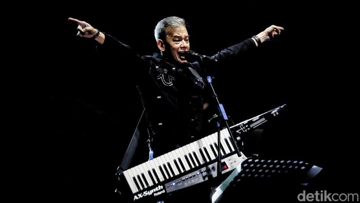 Terpukau Penampilan Fariz RM di Java Jazz 2022 Hari Ketiga Fariz RM menjadi salah satu musisi yang memeriahkan Java Jazz Festival 2022 hari ketiga. Seperti apa aksinya? Lihat yuk.