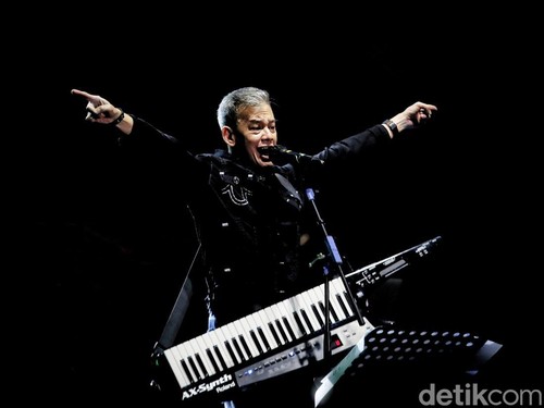 Fariz RM menjadi salah satu musisi yang memeriahkan Java Jazz Festival 2022 hari ketiga. Seperti apa aksinya? Lihat yuk.