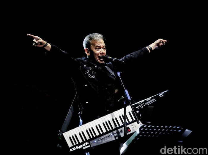 Fariz RM menjadi salah satu musisi yang memeriahkan Java Jazz Festival 2022 hari ketiga. Seperti apa aksinya? Lihat yuk.