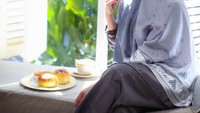 Terry juga tampak menikmati sarrapan lezat. Berupa 3 buah roti dan secangkir kopi. Foto: Instagram @terryputri